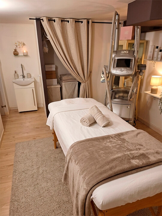 Cabina principal del centro de estética, ambiente limpio y relajante